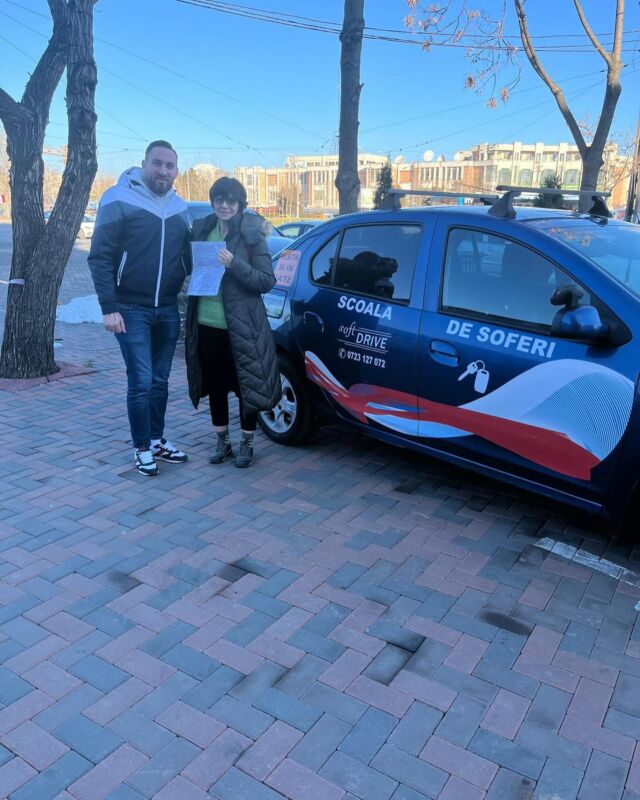 Freza lui Gabriela Iată ca se poate și la 59 ani și din prima sala plus traseul! Pentru ca suntem buni și depunem suflet în ceea ce facem și pentru ca lucram in familie.La noi nu exista”timpul trece,leafa merge”! Hai și tu și te facem un șofer bine pregătit să iasă pe drumurile publice. Instructor: meseriașul nostru Stoica Cătălin Tel. 0726699110